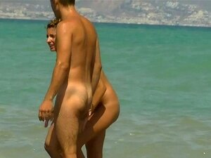 Schöne Frauen nackt am Strand
