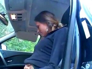 Fille se masturbe tout en conduisant Fille se masturbe tout en conduisant