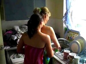 Lesbenfick in der Küche mit Taylor Vixen