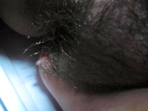 Meine fette, behaarte Muschi als 18-Jährige pisst herum