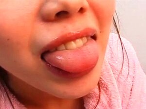 Ihre Zunge tief in einer haarigen Spalte