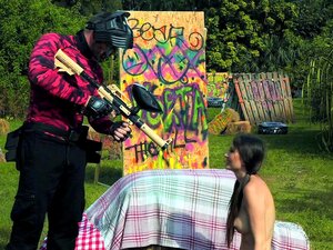 Angelina Diamanti lutscht den Schwanz eines Paintballspielers - Angelina Diamanti