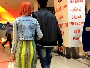 2 wird von Hijab Butt gewackelt