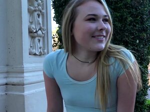19-jährige Alyssa Cole liebt es, hart in Mund und Arsch gefickt zu werden