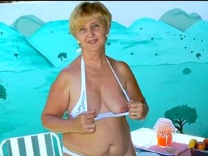 Am strand frau nackt alte Alte Frauen